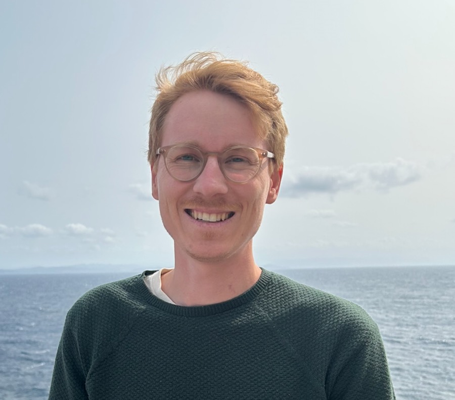 Florian Mandel, founder of sqrly, smiling in front of the sea
